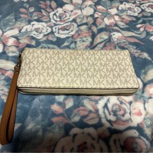 micheal kors brown and white wallet rust stain by zipper, zipper still works